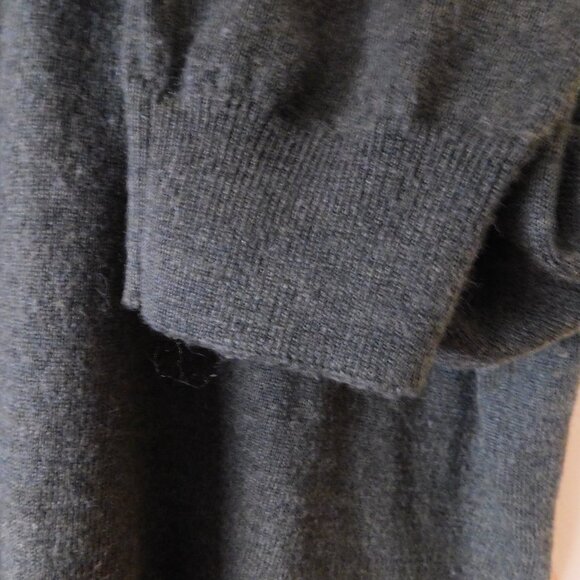 🦅  Merino V-Neck Sweater (small flaw) - Picture 5 of 8